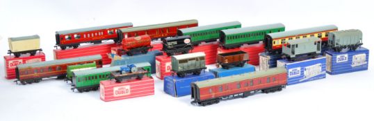COLLECTION OF VINTAGE HORNBY DUBLO 00 GAUGE ROLLING STOCK