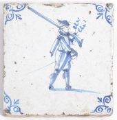 18TH CENTURY DUTCH ANTIQUE SOLDIER WITH RIFLE TILE