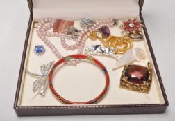 A group of vintage costume jewellery to include a silver horse and jockey brooch, a pair of