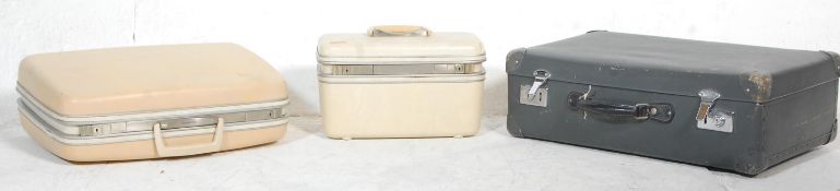 A good vintage mid 20th Century ladies Samsonite vanity travel case having a fitted interior with