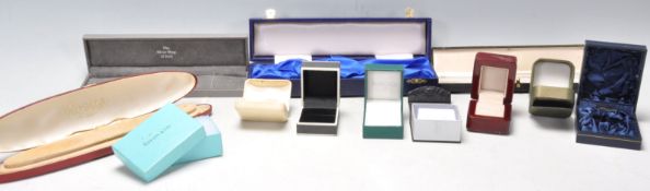 A collection of 10+ assorted jewellery boxes of various sizes to include, Tiffany & Co, Rosita,