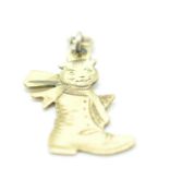 A vintage stamped 9ct gold pendant charm in the form of a cat in a boot with engraved detailing.