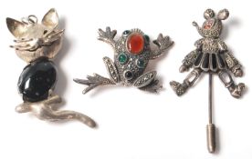 A selection of silver vintage jewellery items to include a stamped 925 frog set with red and green
