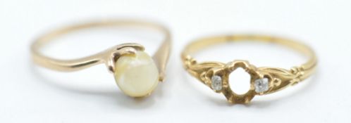 A hallmarked 9ct gold ring set with a single pearl in a clasp modelled as hands (marked 375, size P,