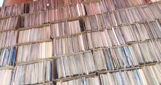 POSTCARDS - an impressive colossal collection of circa 30,000 cards, unsorted in x36 shoebox size