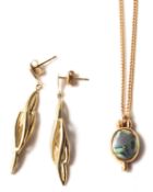 A stamped 9ct gold fine link necklace chain having a mother of pearl pendant  in a yellow metal