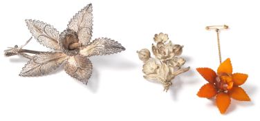 A group of vintage retro silver white metal brooches in the shape of a flowers to include a filigree