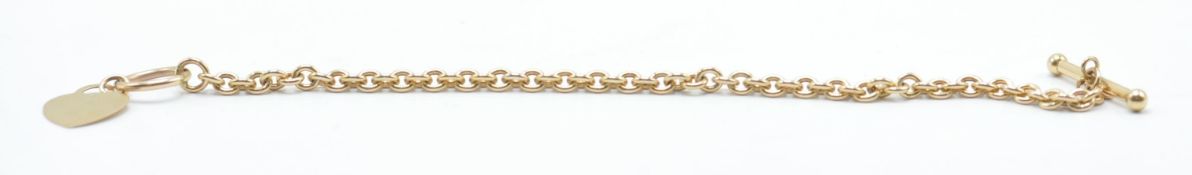 A hallmarked 9ct gold ladies chain link bracelet having a toggle clasp with a heart padlock. Assay