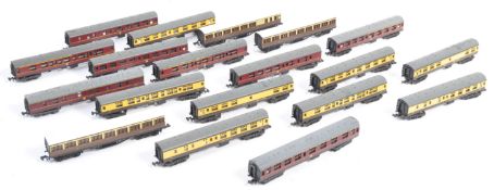 COLLECTION OF N GAUGE COACHES / CARRIAGES