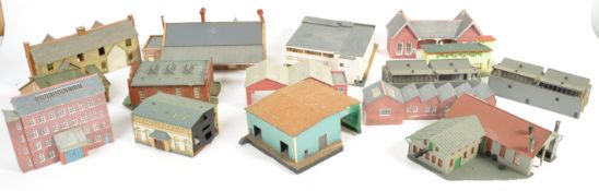 COLLECTION OF ASSORTED N GAUGE MODEL RAILWAY