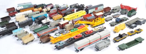 LARGE COLLECTION OF ASSORTED MODEL RAILWAY ROLLING STOCK
