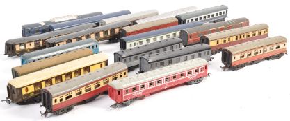 COLLECTION OF ASSORTED 00 / H0 GAUGE MODEL RAILWAY
