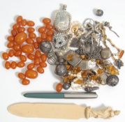 A collection of vintage jewellery to include a cultured pearl necklace with a silver clasp, a yellow
