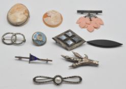 COLLECTION OF VINTAGE BROOCHES & A SCOTTISH AGATE BROOCH