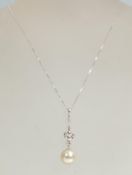An 18ct white gold fine box link necklace chain having a white metal symmetrical design drop set