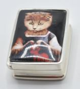 A sterling silver pill box having an enamel plaque of a cat to lid. Marked sterling. Measures: 3cm