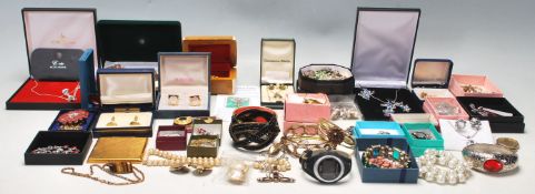 LARGE COLLECTION OF COSTUME JEWELLERY - BROOCHES ETC