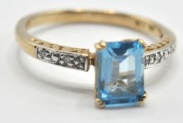 9CT GOLD AND BLUE STONE DRESS RING