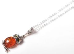A STAMPED 925 SILVER AND FAUX AMBER OWL PENDANT NECKLACE