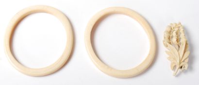 A GROUP OF THREE 20TH CENTURY EDWARDIAN IVORY JEWELLERY BANGLES AND BROOCH.