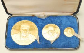 A SET OF THREE 22 CARAT GOLD SIR WINSTON SPENCER CHURCHILL MEDALLIONS / COINS BY GREGORY & CO