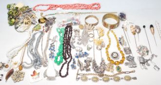 A LARGE QUANTITY OF VINTAGE RETRO COSTUME JEWELLERY