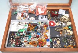 MIXED GROUP OF VINTAGE JEWELLERY ITEMS