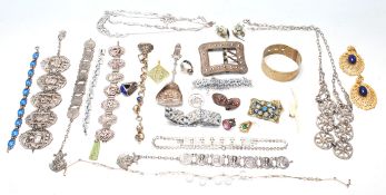 A QUANTITY OF VINTAGE ART DECO STYLE COSTUME JEWELLERY