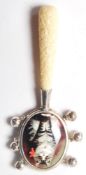 A STAMPED 925 STERLING SILVER BABIES RATTLE FEATURING A SITTING CAT.