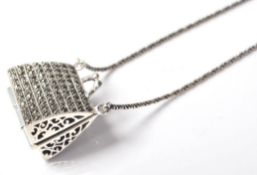 A STAMPED 925 SILVER PENDANT NECKLACE IN THE FORM OF A LADIES CLUTCH BAG.