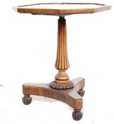 AN EARLY 20TH CENTURY ANTIQUE OAK COFFEE TABLE / SIDE TABLE.