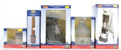 COLLECTION OF X5 BACHMANN ' SCENECRAFT ' 00 GAUGE MODEL BUILDINGS
