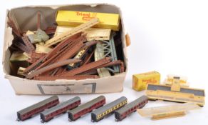 COLLECTION OF VINTAGE TRIANG TT GAUGE MODEL RAILWAY ITEMS