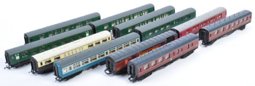 COLLECTION OF HORNBY 00 GAUGE LOCOMOTIVE CARRIAGES