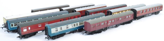 COLLECTION OF ASSORTED 00 GAUGE LOCOMOTIVE CARRIAGES