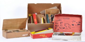 LARGE COLLECTION OF ASSORTED 00 GAUGE MODEL RAILWAY ITEMS