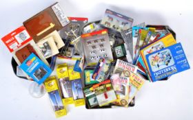 LARGE COLLECTION OF 00 GAUGE MODEL RAILWAY TRAINSET ACCESSORIES