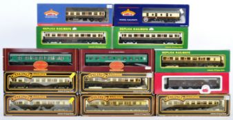 LARGE COLLECTION GO ASSORTED 00 GAUGE MODEL RAILWAY CARRIAGES