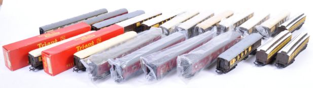 COLLECTION OF X20 ORIGINAL VINTAGE TRIANG 00 GAUGE CARRIAGES