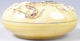 19TH CENTURY CHINESE PORCELAIN LIDDED POT IN YELLOW