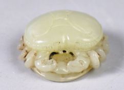 19TH CENTURY CHINESE ANTIQUE HAND CARVED JADE CRAB PENDANT