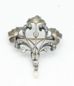 AN ART NOUVEAU DIAMOND & PEARL BROOCH PIN