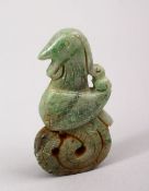 A CHINESE CARVED JADE KNIFE HANDLE OF A PHOENIX BIRD, 6CM.