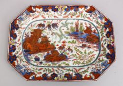 A GOOD 18TH CENTURY CHINESE FAMILLE ROSE / IMARI PORCELAIN SERVING DISH, depicting lanscape views