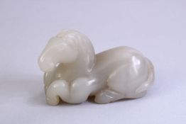 A GOOD CHINESE CARTVED JADE FIGURE OF A RECUMBENT HORSE, 7CM