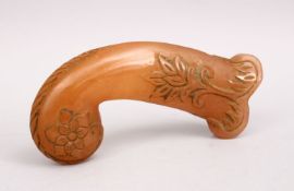 A GOOD INDIAN MUGHAL / ISLAMIC CARVED JADE / QUARTZ DAGGER HANDLE, the handle with foliage