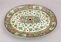 A 19TH CENTURY CHINESE CANTON FAMILLE ROSE PORCELAIN SERVING / DRAINING DISH, decorated with figures