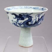 A CHINESE MING STYLE BLUE & WHITE PORCELAIN DRAGON STEM CUP, 9cm high.