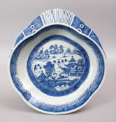 A GOOD 18TH / 19TH CENTURY CHINESE QIANLONG BLUE & WHITE PORCELAIN SHELL DISH, with decoration of