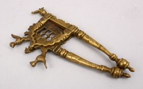 A 17TH / 18TH CENTURY SOUTH INDIAN BRONZE BETEL NUT CUTTER, 17cm.